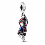 Ce charm pendentif en argent 925 (S925) représente Spider-Man capuché dans sa pose signature, avec masque iconique émaillé rouge/noir et filet de toile stylisé. Il symbolise agilité urbaine, responsabilité héroïque et esprit de quartier.

Caractéristiques :

Matière : Argent 925 (S925) avec émail précis rouge/noir, yeux blancs expressifs brillants.
Design : Silhouette complète capuchée, posture dynamique prête à bondir, détails toile araignée 3D.
Compatibilité : Compatible avec les bracelets à charms standa