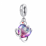 Ce charm pendentif célèbre les soignants avec un cœur irisé violet en résine facettée, entouré d’un stéthoscope argenté formant un écrin protecteur, surmonté d’un bonnet rouge à croix blanche emblématique. Des zircons discrets illuminent le cœur et l’ensemble, apportant éclat et tendresse à ce symbole de soin. L’anneau supérieur rond facilite l’ajout gracieux sur les bracelets.