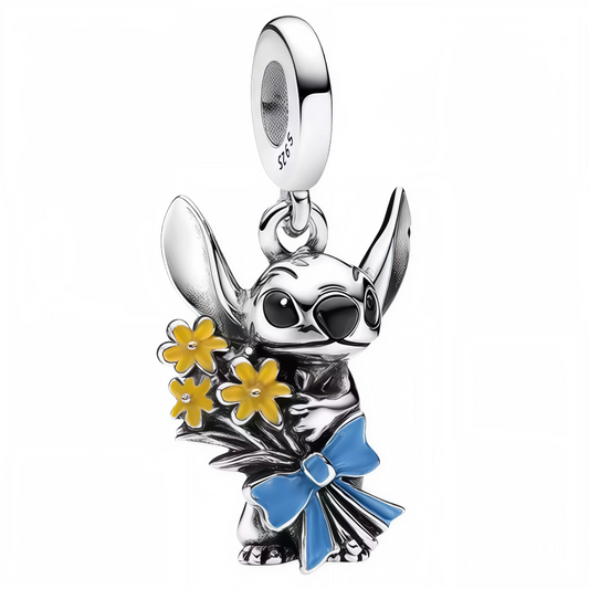 Ajoutez une touche d’affection et de charme à votre collection avec ce charm pendentif représentant Stitch debout, tout en finesse argentée. Dans ses mains, il tient un joli bouquet de fleurs jaunes délicatement attaché par un nœud papillon bleu, symbole de tendresse et de gaieté. Ce bijou capture parfaitement la douceur et la joie de ce personnage culte, idéal pour exprimer vos sentiments ou simplement égayer votre bracelet ou collier.