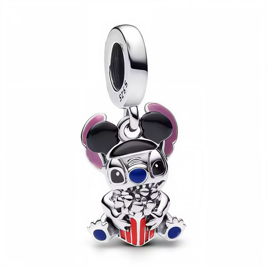 Parce que même les expériences 626 ont besoin d’un moment ciné, ce charm pendentif en argent 925 capture Stitch dans son élément… se goinfrant de pop-corn devant un bon film. Un bijou fun, détendu et ultra attachant, qui célèbre les petits plaisirs de la vie (et les grandes portions de snacks).