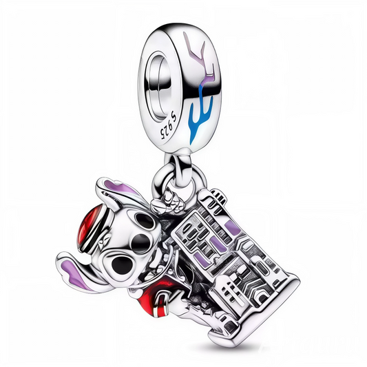 Quand l’univers de Lilo et Stitch rencontre un monde high-tech dystopique, ça donne ce charm pendentif en argent 925 ultra stylisé. Stitch en mode cyberpunk, casqué et prêt pour l’action, étreint un gratte-ciel aux allures de mégalopole futuriste. Une touche geek, rebelle et adorable à la fois – pour celles et ceux qui aiment la SF… et les aliens mignons.