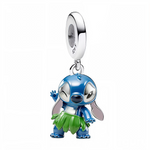 Ce charm suspendu capture Stitch en plein pas de hula: jupe feuillage émaillée vert, oreilles rosées et sourire espiègle rehaussé d’un clin d’œil. La bélière lisse marquée S925 assure une chute élégante et un mouvement fluide au poignet. Parfait pour les compositions tropicales, assorti aux charms Angel Hula ou motifs palmiers.