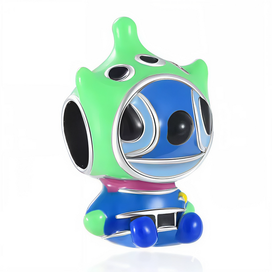 Quand Stitch, l’alien par excellence, décide de se déguiser en… alien ! Ce charm en argent 925 revisite le concept de camouflage cosmique avec humour et tendresse. Déguisé dans une combinaison extraterrestre encore plus farfelue que lui, Stitch prouve qu’il n’y a jamais trop de galaxie dans une seule créature. Une pièce unique pour les fans de Disney et de délires interstellaires.