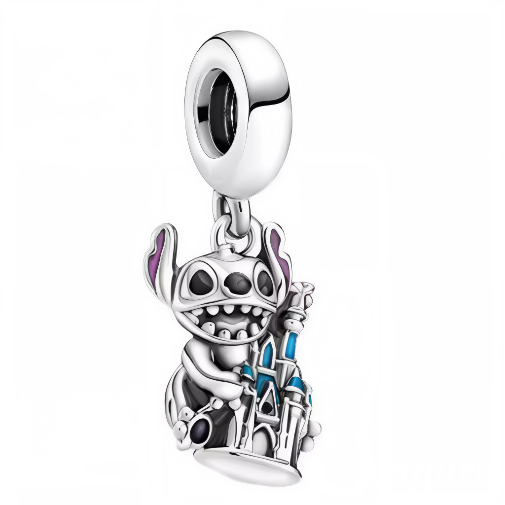 Plongez dans la magie de l’enfance avec ce charm pendentif en argent 925 représentant Stitch, l’adorable extraterrestre rebelle, étreignant un château enchanté digne des plus grands contes Disney. Une création à la fois tendre et pleine de malice, parfaite pour les fans de Lilo et Stitch et de l’univers féérique des parcs Disney.