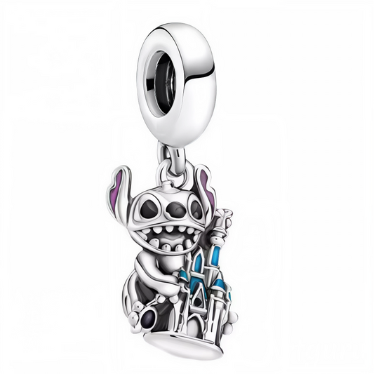Plongez dans la magie de l’enfance avec ce charm pendentif en argent 925 représentant Stitch, l’adorable extraterrestre rebelle, étreignant un château enchanté digne des plus grands contes Disney. Une création à la fois tendre et pleine de malice, parfaite pour les fans de Lilo et Stitch et de l’univers féérique des parcs Disney.