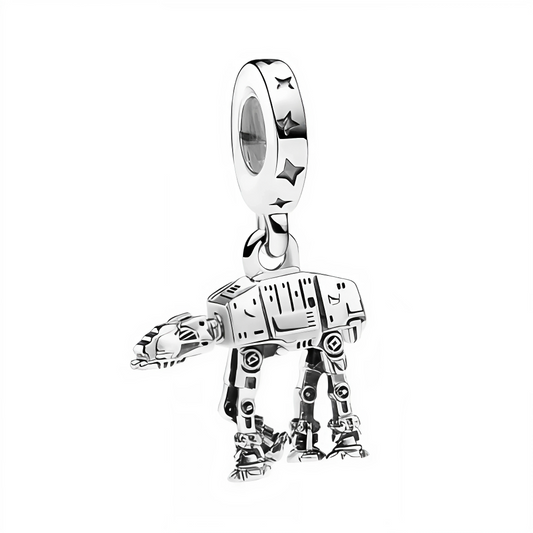 Plongez dans l’univers Star Wars avec ce charm pendentif représentant TB-TT, le célèbre chasseur de primes. Confectionné en argent 925, ce bijou détaillé capture l’essence de ce personnage emblématique, parfait pour les fans qui souhaitent afficher leur passion avec style.