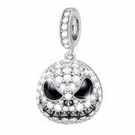 Ce charm pendentif en argent 925 (S925) met en vedette la tête de Jack Skellington crâne souriant large iconique, orbites et contours crânien incrustés strass étincelants. Il symbolise charisme Halloween scintillant, génie sombre pailleté et fêtes brillantes macabres.

Caractéristiques :

Matière : Argent 925 (S925) squelette noir poli avec strass cristal haute brillance.
Design : Sourire dents parfaites, yeux vides hypnotiques strassés, forme ronde profilée.
Compatibilité : Compatible avec les bracelets à 