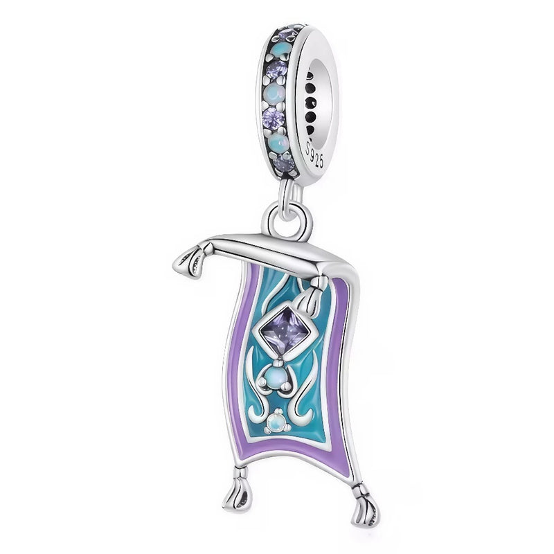 Ce charm en argent 925 capture tapis volant aux franges pendantes, tissu violet dégradé bleu émaillé motifs arabesques perles nacrées zircone violette centrale. Design ondulant évoque vol enchanté horizons lointains.

Caractéristiques :

Matière : Argent 925 émail violet bleu nacre zircone.
Design : Tapis frangé motifs, bélière ronde pavée.
Compatibilité : Bracelets colliers thèmes aventures volantes.