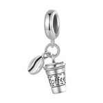 Ce charm pendentif recrée un moment cosy avec une tasse à café à emporter en argent sterling, gravée "COFFEE" en lettres stylées sur le côté, accompagnée d’un grain de café réaliste suspendu à côté. La tasse aux lignes droites et au manche discret évoque les pauses revigorantes du quotidien, tandis que le grain bombé ajoute une touche organique et gourmande. L’ensemble oscille légèrement au poignet, diffusant une invitation permanente à savourer un bon expresso.