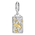 Ce charm pendentif en argent 925 met à l’honneur le signe du Taureau avec un taureau doré robuste en relief sur une plaque rectangulaire texturée. Il évoque la stabilité, la sensualité et l’ancrage, parfait pour les personnalités patientes et déterminées.

Caractéristiques :

-Matière : Argent 925/1000 massif, motif du taureau et étoiles en placage doré, cristal synthétique transparent serti sur l’une des étoiles.
-Design : Plaque rectangulaire à surface martelée encadrée d’un bord lisse, décorée d’un taure
