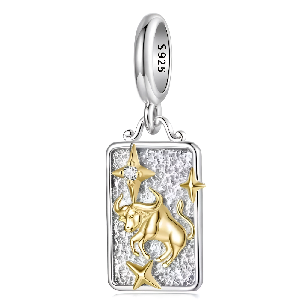 Ce charm pendentif en argent 925 met à l’honneur le signe du Taureau avec un taureau doré robuste en relief sur une plaque rectangulaire texturée. Il évoque la stabilité, la sensualité et l’ancrage, parfait pour les personnalités patientes et déterminées.

Caractéristiques :

-Matière : Argent 925/1000 massif, motif du taureau et étoiles en placage doré, cristal synthétique transparent serti sur l’une des étoiles.
-Design : Plaque rectangulaire à surface martelée encadrée d’un bord lisse, décorée d’un taure