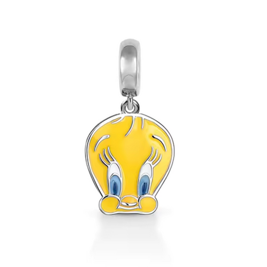 Ajoutez une touche ludique et nostalgique à votre collection avec ce charm représentant le célèbre Titi. Inspiré du personnage emblématique des Looney Tunes, ce charm en argent 925 capture la malice et l’adorable charme de Titi. Parfait pour les amateurs de dessins animés et les fans de l’univers de Titi et Grosminet, ce bijou apportera une touche de gaieté à votre bracelet ou collier.