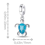 Symbole de sagesse et de sérénité, cette tortue bleue semble tout droit sortie des profondeurs enchantées. Ses détails colorés captivent le regard le jour, tandis que sa carapace s’illumine délicatement dans l’obscurité grâce à l’effet glow in the dark. Confectionné en argent 925, ce bijou allie poésie marine et éclat mystérieux – parfait pour les amoureux de la mer et de la magie.