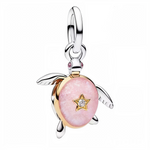 Ce charm pendant en argent 925 incarne une tortue ailée magique carapace nacrée rose poudré sertie étoile diamantée centrale, ailes membraneuses déployées, yeux rubis perçant. Les détails ciselés fins diffusent protection marine enchantée.

Caractéristiques

Matière : Argent 925, nacre rose, rubis zircone.
Design : Tortue ailes carapace étoilée, bélière lisse robuste.
Compatibilité : Convient bracelets colliers charms modulables.