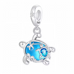 Ce charm pendentif en argent 925 illustre tortue ronde turquoise zircon étoiles vagues. Symbole aventure marine liberté profondeur sereine.

Caractéristiques

Matière : Argent 925 zircon turquoise.
Design : Boule texturée nageuse ajourée.
Compatibilité : Bracelets ou colliers.