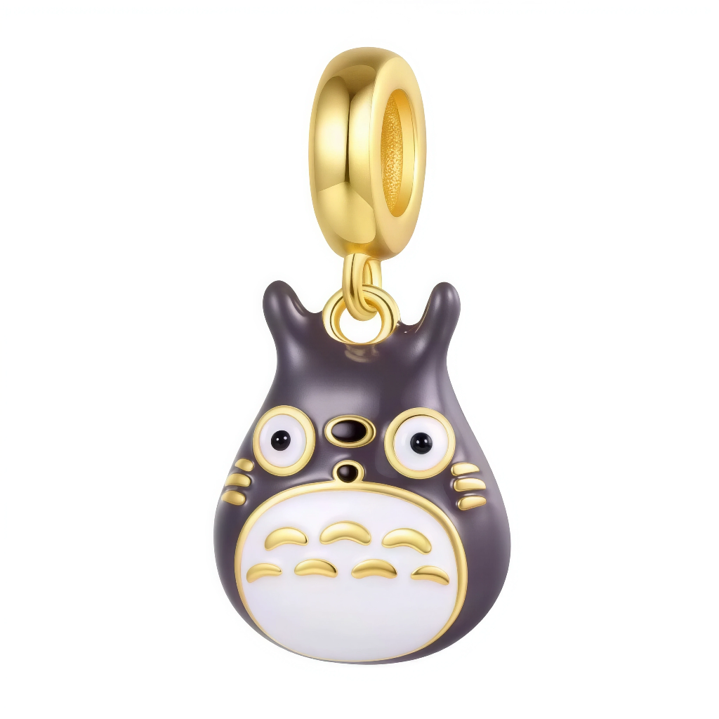 Ce charm pendentif en argent 925 (S925) capture Totoro majestueux aux oreilles pointues et sourire discret, esprit de la forêt du film culte Mon Voisin Totoro de Studio Ghibli. Il symbolise magie naturelle, protection enfantine et aventure enchantée.

Caractéristiques :

Matière : Argent 925 (S925) poli avec émail gris doux, texture fourrure ciselée réaliste.
Design : Totoro debout imposant, yeux brillants expressifs typiques Miyazaki.
Compatibilité : Compatible avec les bracelets à charms standards (type P