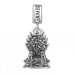 Ce charm pendentif en argent 925 pur reproduit un siège imposant aux multiples épines métalliques évoquant lutte pour le pouvoir et règne absolu. Il symbolise ambition royauté et triomphe des épreuves.

Caractéristiques

Matière : Argent 925 poli ciselé finement.
Design : Trône élancé avec lames ajourées bélière large.
Compatibilité : Clip pour bracelets européens sécurisé.