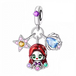 Ce charm pendentif en argent 925 réunit un trio marin inspiré d’Ariel : un coquillage nacré, une étoile de mer, et une petite sirène aux cheveux rouge. L’ensemble évoque les trésors cachés du lagon, la curiosité d’Ariel et la magie de l’océan.

Caractéristiques :

Matière : Argent 925 avec coquillage.
Design : Trois mini breloques mobiles sur le même anneau, silhouette de sirène élancée, détails fins sur les reliefs marins.
Dimensions : Trio léger idéal sur bracelet ou collier.