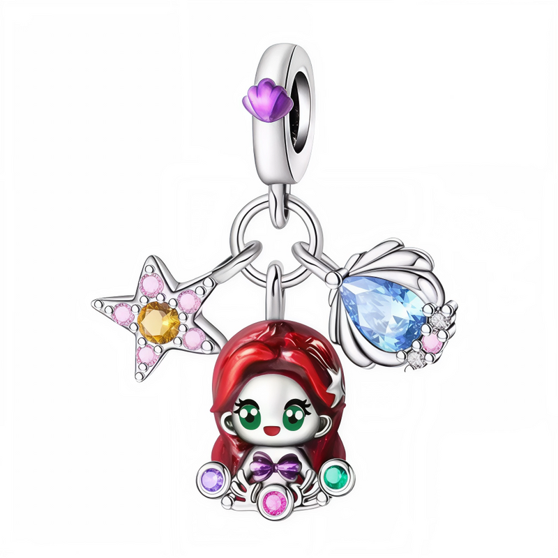 Ce charm pendentif en argent 925 réunit un trio marin inspiré d’Ariel : un coquillage nacré, une étoile de mer, et une petite sirène aux cheveux rouge. L’ensemble évoque les trésors cachés du lagon, la curiosité d’Ariel et la magie de l’océan.

Caractéristiques :

Matière : Argent 925 avec coquillage.
Design : Trois mini breloques mobiles sur le même anneau, silhouette de sirène élancée, détails fins sur les reliefs marins.
Dimensions : Trio léger idéal sur bracelet ou collier.