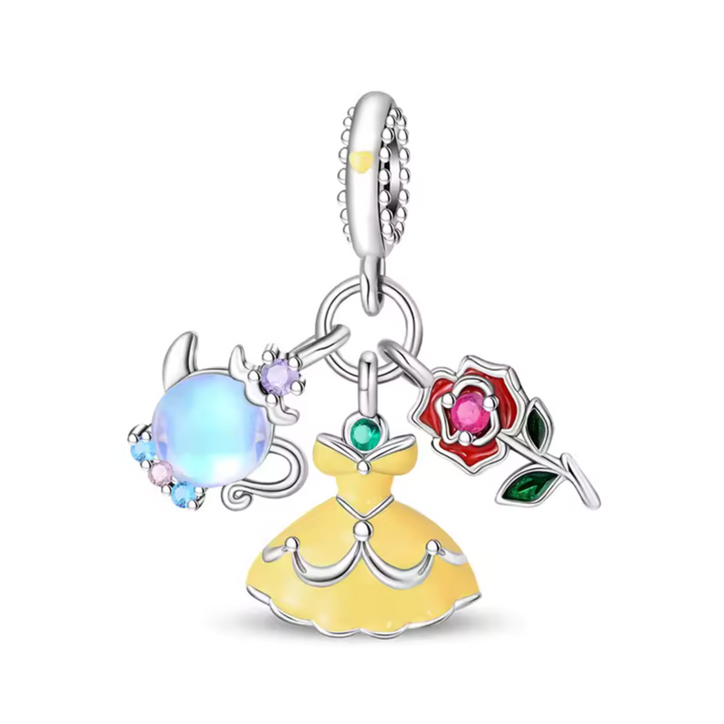 Ce charm pendentif en argent 925 réunit un trio enchanté inspiré de&nbsp;La Belle et la Bête&nbsp;: une théière élégante à bec courbé, une robe jaune fluide plissée iconique, et une rose rouge magique. L’ensemble capture l’élégance du château, la transformation par l’amour et la magie intemporelle du conte.

Caractéristiques :

Matière : Argent 925 avec émail jaune (robe), rouge profond (rose).
Design : Trois éléments mobiles interconnectés sur anneau fin, détails ciselés (pétales, plis tissu, anse théière)
