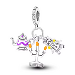 Ce charm pendentif en argent 925 réunit un trio emblématique des objets enchantés de&nbsp;La Belle et la Bête&nbsp;: une théière élégante à bec courbé, un chandelier aux bras gracieux et flammes dorées, une horloge à cadran rond avec aiguilles figées. L’ensemble capture la vie cachée du château maudit, l’hospitalité chaleureuse et le temps suspendu par la malédiction.

Caractéristiques :

Matière : Argent 925.
Design : Trois éléments mobiles sur anneau fin, détails ciselés (anse théière, gouttes cire, balan
