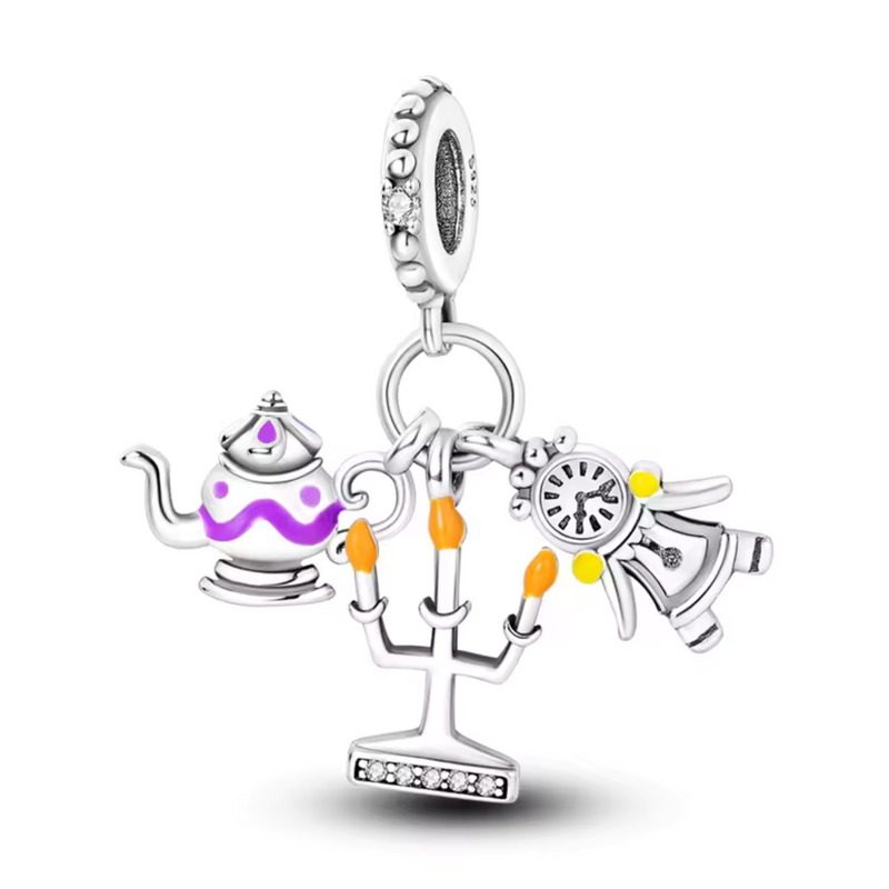 Ce charm pendentif en argent 925 réunit un trio emblématique des objets enchantés de&nbsp;La Belle et la Bête&nbsp;: une théière élégante à bec courbé, un chandelier aux bras gracieux et flammes dorées, une horloge à cadran rond avec aiguilles figées. L’ensemble capture la vie cachée du château maudit, l’hospitalité chaleureuse et le temps suspendu par la malédiction.

Caractéristiques :

Matière : Argent 925.
Design : Trois éléments mobiles sur anneau fin, détails ciselés (anse théière, gouttes cire, balan