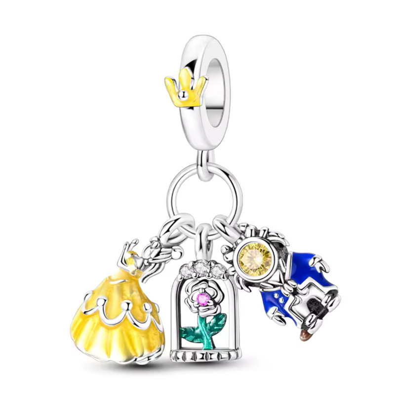 Ce charm pendentif en argent 925 réunit un trio emblématique de&nbsp;La Belle et la Bête&nbsp;: Belle en robe jaune iconique, une rose enchantée sous cloche de verre, et la Bête féroce aux cornes et pelage. L’ensemble capture l’amour transformateur, le mystère du château et la rédemption par la beauté intérieure.

Caractéristiques :

Matière : Argent 925 avec émail jaune (robe), rouge velouté (rose), bleu profond (Bête).
Design : Trois éléments mobiles sur anneau fin, détails ciselés (pétales, fourrure text