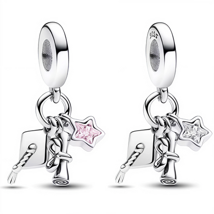 Exprimez la réussite et la sagesse avec ce charm pendentif unique composé de trois charms suspendus : un chapeau de diplômé, un hibou symbolisant la connaissance, et une petite étoile colorée. Disponible en deux versions, avec étoile rose ou blanche, ce bijou en argent 925 célèbre un parcours accompli avec élégance et délicatesse.