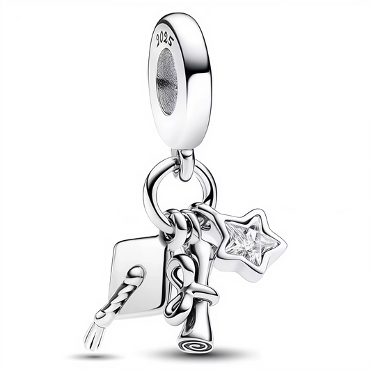 Exprimez la réussite et la sagesse avec ce charm pendentif unique composé de trois charms suspendus : un chapeau de diplômé, un hibou symbolisant la connaissance, et une petite étoile colorée. Disponible en deux versions, avec étoile rose ou blanche, ce bijou en argent 925 célèbre un parcours accompli avec élégance et délicatesse.