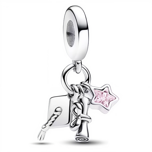 Exprimez la réussite et la sagesse avec ce charm pendentif unique composé de trois charms suspendus : un chapeau de diplômé, un hibou symbolisant la connaissance, et une petite étoile colorée. Disponible en deux versions, avec étoile rose ou blanche, ce bijou en argent 925 célèbre un parcours accompli avec élégance et délicatesse.