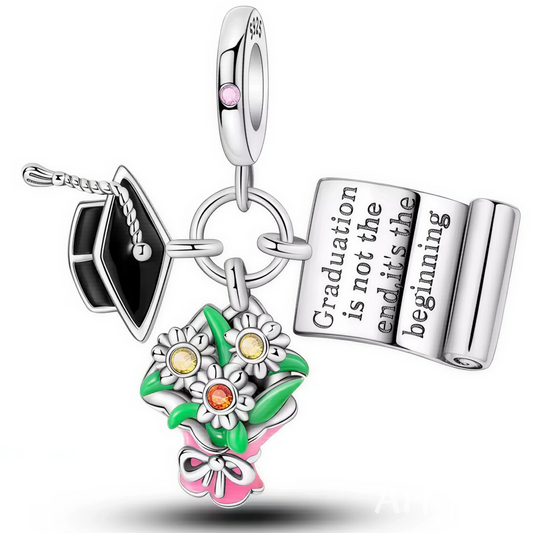 Un hommage élégant à une étape marquante, ce charm pendentif réunit trois éléments symboliques : un chapeau de diplômé noir, un bouquet de fleurs délicat, et un parchemin gravé de la citation inspirante "Graduation is not the end, it's the beginning". Un bijou porteur de sens, idéal pour accompagner les nouveaux départs.
