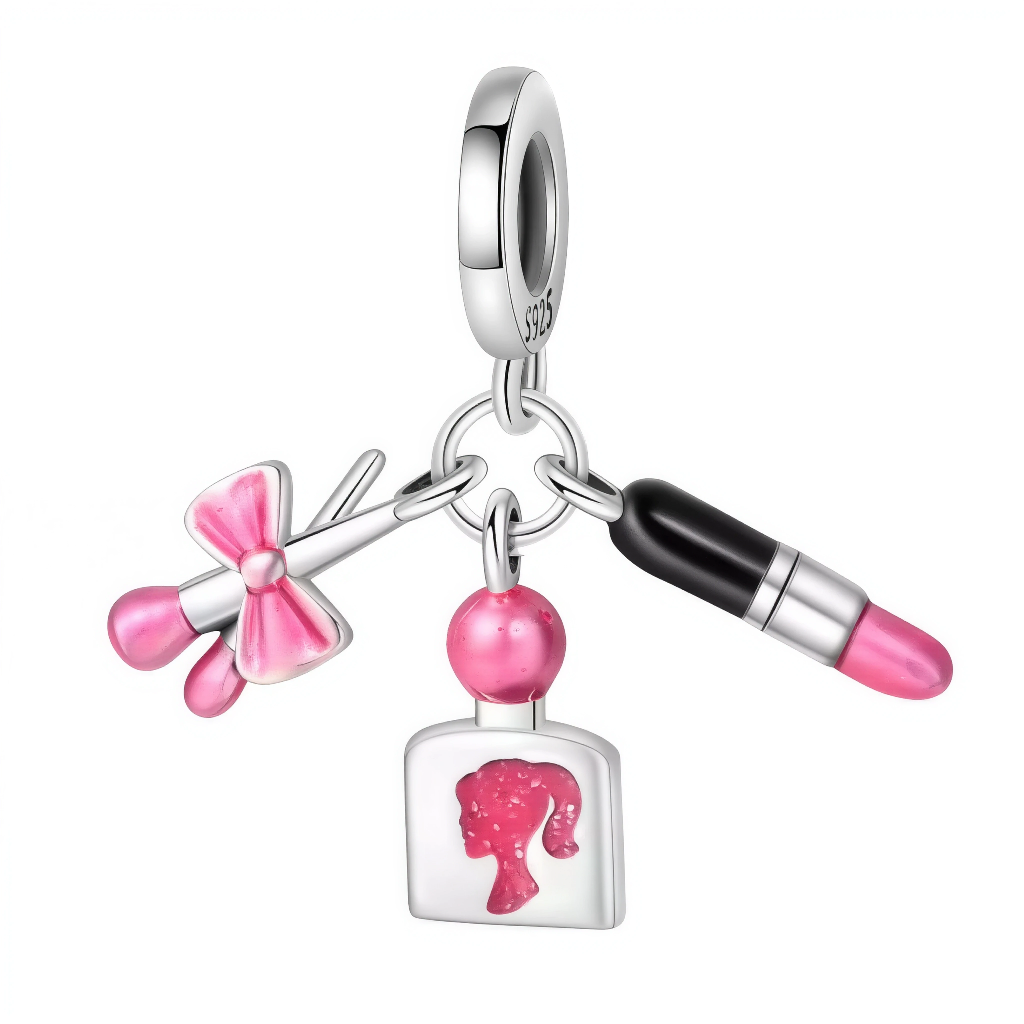 Ce charm pendentif en argent 925 (S925) combine pinceau maquillage, flacon parfum et rouge à lèvres autour d’une silhouette féminine de profil élégante au cœur du design. Il symbolise passion beauté, créativité et routine glamour quotidienne.

Caractéristiques

Matière : Argent 925 (S925) avec placage rose et détails émaillés multicolores.
Design : Composition centrale silhouette femme profil entourée de pinceau fin, flacon bombé et tube rouge à lèvres, lignes épurées inspirées d’accessoires mode ultra fémi