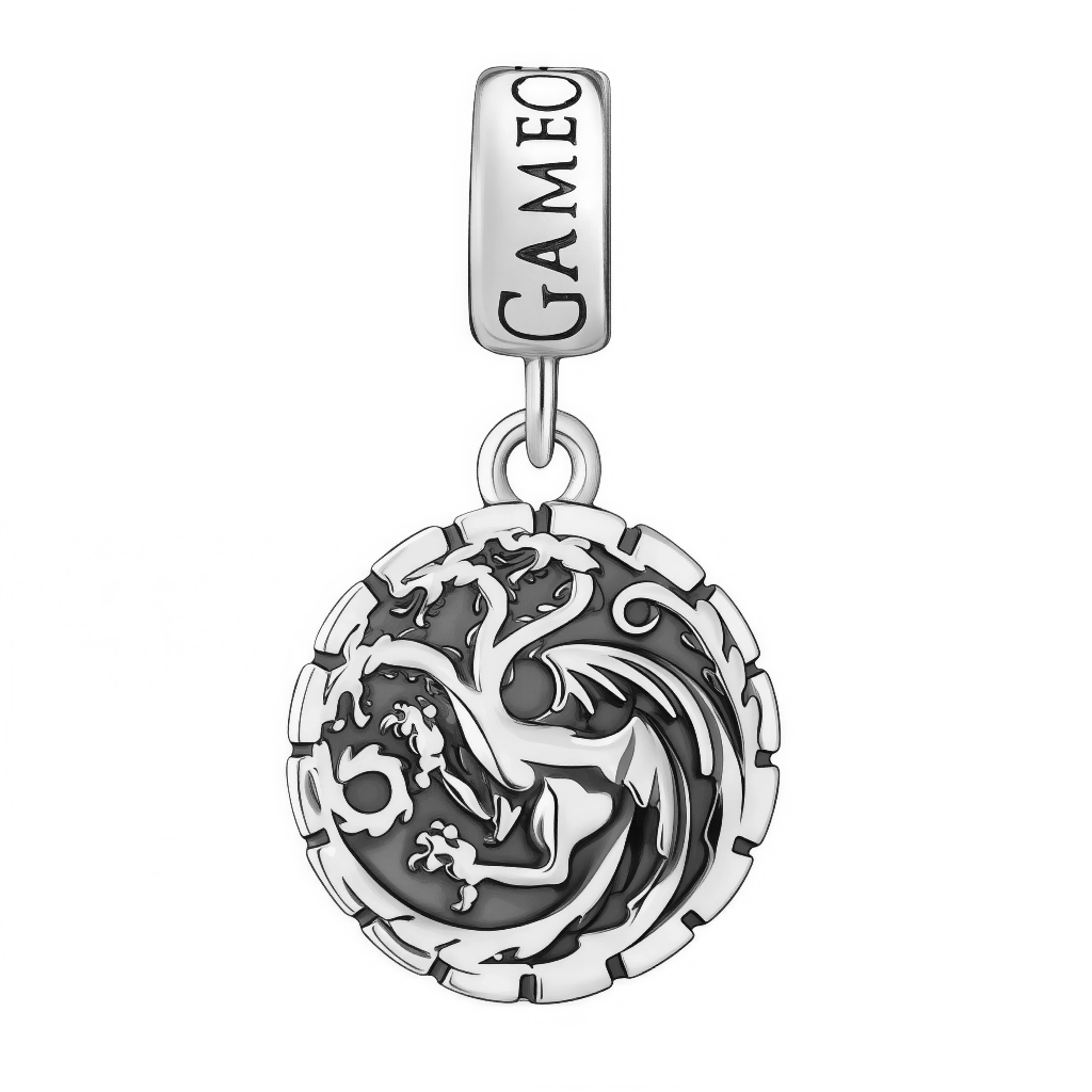 Ce charm pendentif en argent 925 pur expose un médaillon rond ciselé d’un dragon à trois têtes aux ailes déployées et flammes stylisées. Il symbolise puissance hérédité et conquête légendaire.

Caractéristiques

Matière : Argent 925 reliefs noirs détaillés.
Design : Cercle cranté dragon central bélière large.
Compatibilité : Clip pour bracelets européens.