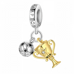 Ce charm en argent 925 présente coupe trophée dorée gravée « CHAMPION » étoile diamantée, ballon foot texturé adjacent, chaîne fine pendante symbolisant triomphe ultime. Les reliefs ciselés capturent gloire sportive éternelle.

Caractéristiques

Matière : Argent 925, émail noir blanc ballon.
Design : Trophée ballon gravure, bélière renforcée.
Compatibilité : Parfait bracelets colliers thèmes sportifs.
