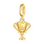 Ce charm pendentif célèbre la victoire avec un trophée doré élégant, gravé "WIN" en lettres audacieuses sur le corps, surmonté d’une étoile serti d’une pierre claire pour briller comme un champion. Les anses courbes et la base solide. L’anneau supérieur serti permet une suspension dynamique au poignet, rappelant chaque triomphe avec éclat.