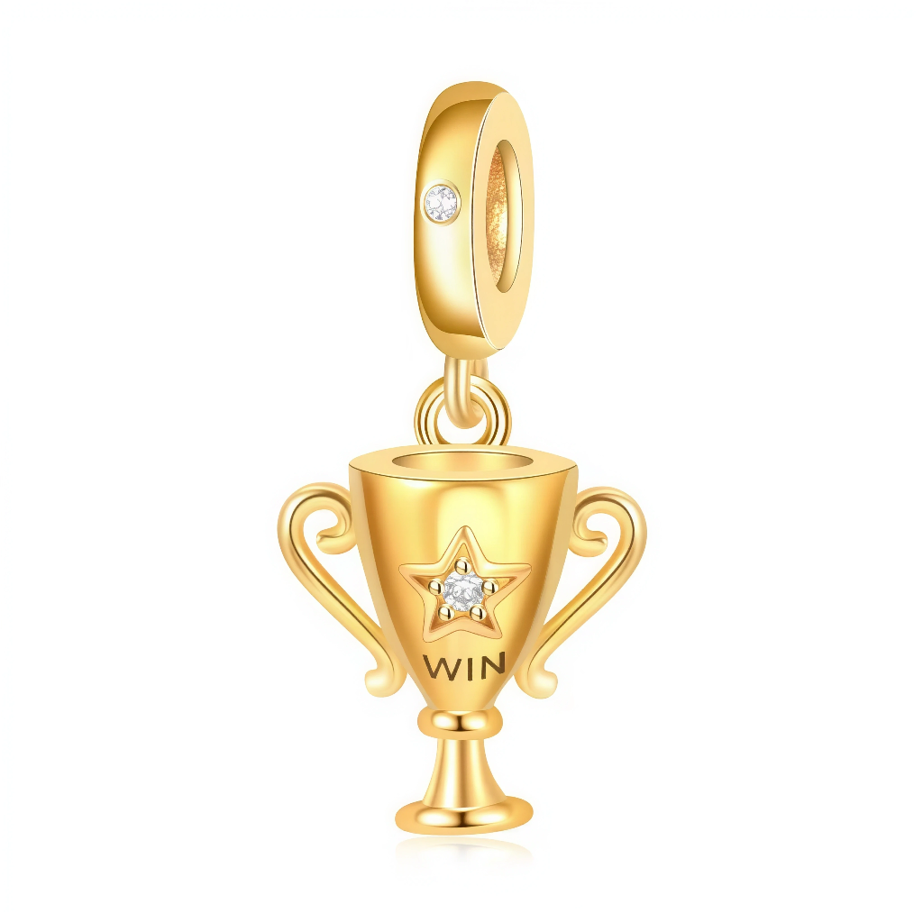 Ce charm pendentif célèbre la victoire avec un trophée doré élégant, gravé "WIN" en lettres audacieuses sur le corps, surmonté d’une étoile serti d’une pierre claire pour briller comme un champion. Les anses courbes et la base solide. L’anneau supérieur serti permet une suspension dynamique au poignet, rappelant chaque triomphe avec éclat.