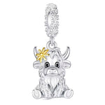 Ce charm pendentif en argent 925 représente une adorable vache assise au pelage long, coiffée d’une petite fleur dorée près de l’oreille. Son regard expressif et sa posture attendrissante apportent une touche de douceur et d’humour à ton bracelet.

Caractéristiques :

-Matière : Argent 925/1000 massif pour la bélière et la vache, fleur en placage doré pour un contraste lumineux.
-Design : Bélière ornée d’un motif de fleurs en relief, d’où pend une vache en trois dimensions aux cornes recourbées, à la frange