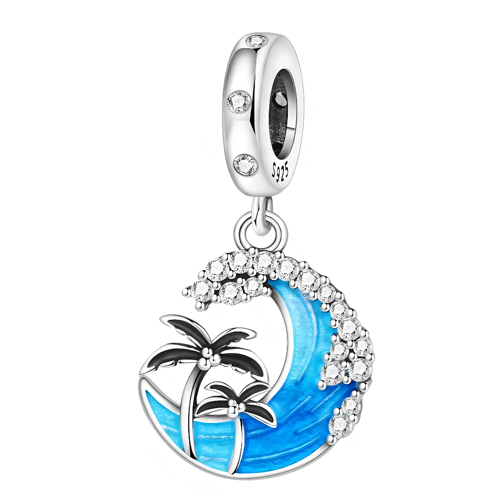 Ce charm pendentif en argent 925 (S925) unit vague écumante courbe et palmiers élancés aux feuilles ondulantes dans une composition tropicale unifiée. Il symbolise évasion paradisiaque, renouveau océanique et sérénité exotique.

Caractéristiques

Matière : Argent 925 (S925) avec émail bleu opalescent pour la vague et vert pour les palmiers.
Design : Vague dynamique traversant base, deux palmiers penchés au-dessus, feuilles ajourées ciselées inspirées d’un rivage hawaïen enchanté.
Compatibilité : Compatible 