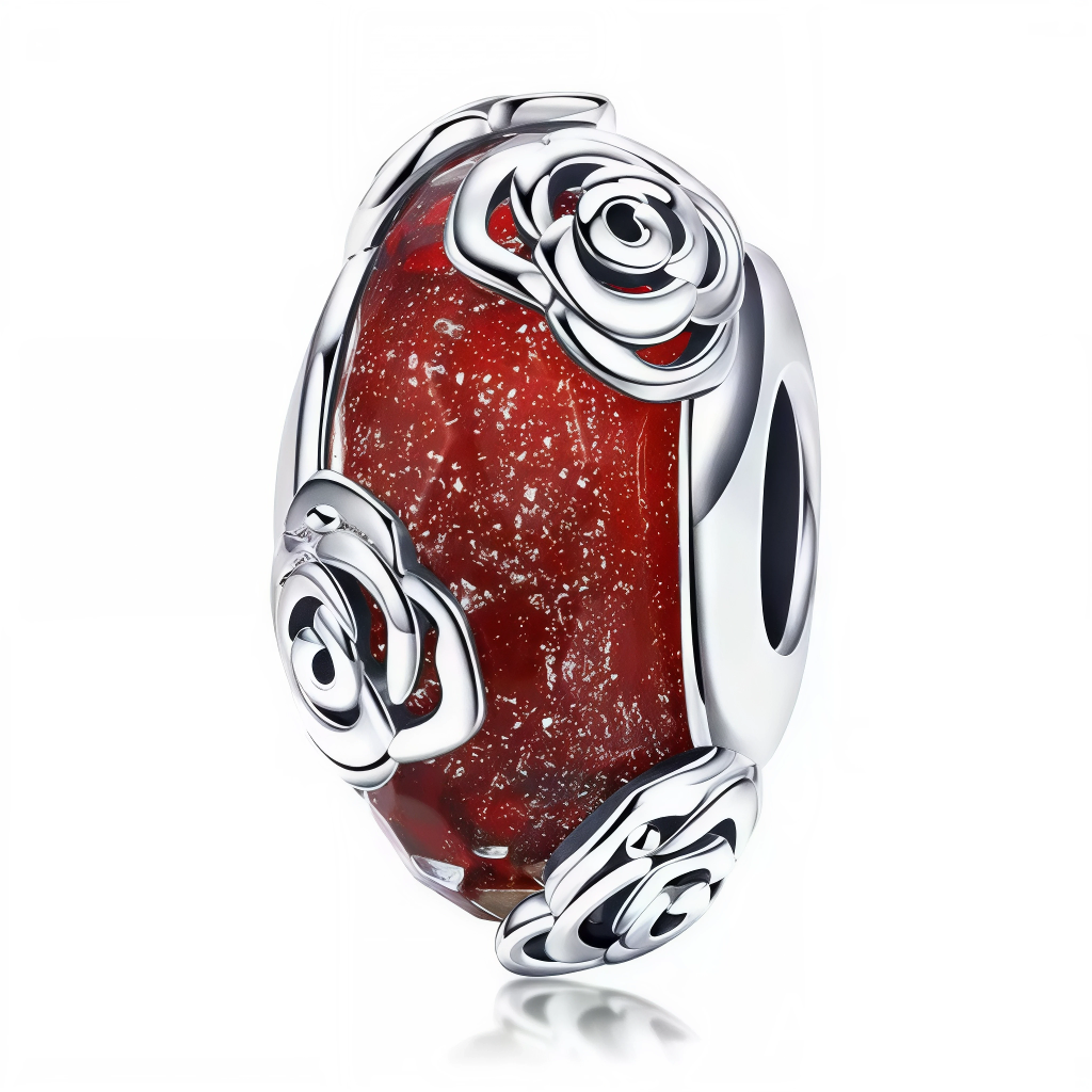 Ce charm pendentif en verre de Murano présente un verre rouge rubis intense bulleux orné de roses écarlates sculptées délicates, tige verte torsadée. Il symbolise passion flamboyante, beauté fragile et amour italien éternel.

Caractéristiques :

Matière : Verre Murano soufflé main rouge translucide, inclusions roses véritables multicouches.
Design : Forme goutte verre classique, roses 3D bulbeuses, finition brillante irisée.
Compatibilité : Compatible avec les bracelets à charms standards (type Pandora, etc