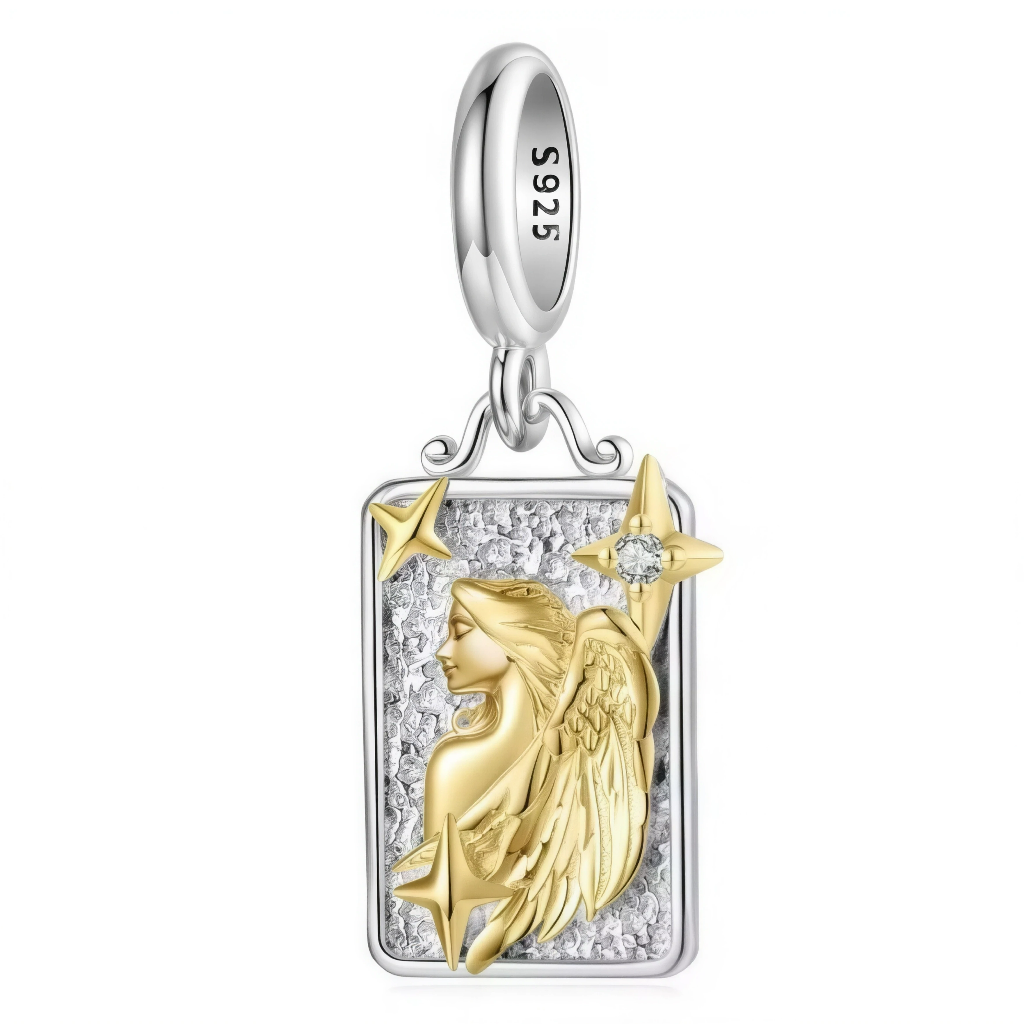 Ce charm pendentif en argent 925 honore le signe de la Vierge avec une silhouette dorée stylisée ou le symbole de la Vierge sur une plaque rectangulaire texturée. Raffiné et délicat, il reflète le sens du détail, la discrétion et la douceur de ce signe de terre.

Caractéristiques :

-Matière : Argent 925/1000 massif, motif Vierge et étoiles en placage doré, cristal synthétique transparent serti sur l’une des étoiles.
-Design : Plaque martelée à bords lisses, ornée d’une figure dorée en relief et de petites 