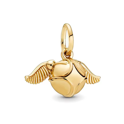Capturez l'essence de l'univers magique de Harry Potter avec ce charm pendentif étincelant en forme de Vif d'Or. Fabriqué en argent sterling 925, ce charm de haute qualité brille de mille feux grâce à ses détails lumineux et sa finition brillante. Symbole emblématique du Quidditch, le Vif d'Or est reconnu pour sa rapidité et son importance cruciale dans le jeu. Ce pendentif est idéal pour les passionnés de Harry Potter qui souhaitent ajouter une touche d'éclat et de magie à leur collier ou bracelet.