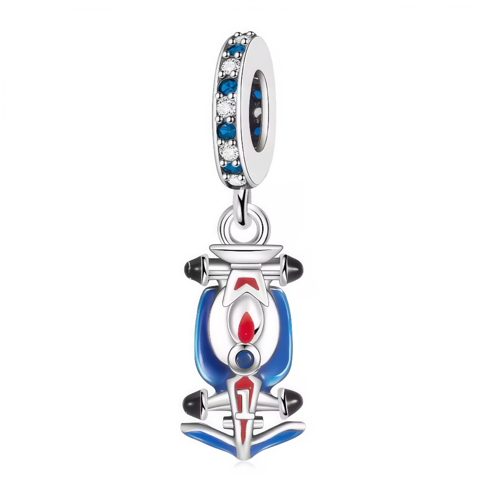 Ce charm pendentif dynamique représente une voiture de course de type Formule 1 vue de dessus, en argent poli, rehaussée d’émaux bleu profond, rouge et blanc pour un style tricolore percutant. Le fond plat et les lignes aérodynamiques mettent en valeur l’avant fuselé, l’aileron arrière et le numéro « 1 » au centre, parfait pour symboliser la pole position et l’esprit de victoire. L’anneau supérieur, orné d’oxydes de zirconium blancs et bleus sertis tout autour, apporte une touche de brillance rappelant les 