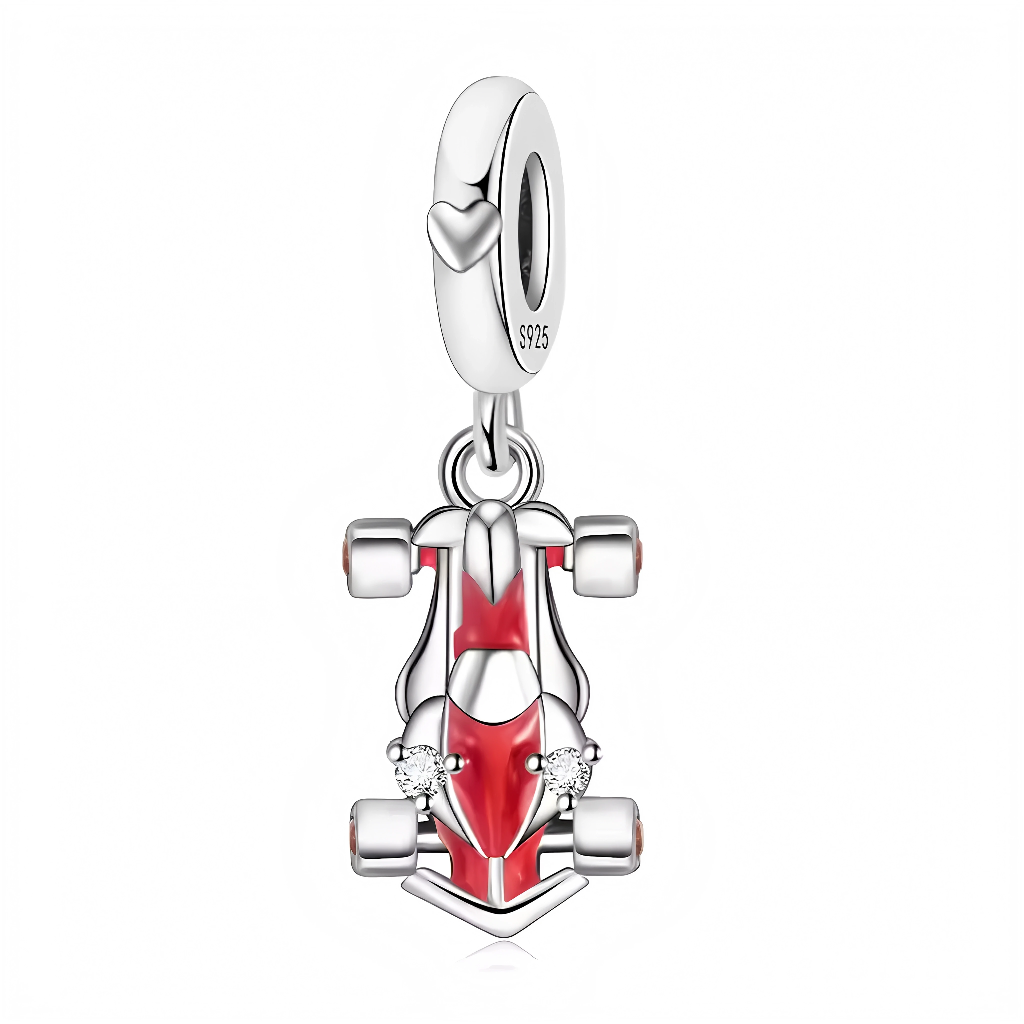 Ce charm pendentif raffiné représente une voiture de course de type Formule 1 vue de dessus, en argent poli, décorée d’un émail rouge profond qui souligne le cockpit et le nez de la monoplace. Les quatre roues sont détaillées, chacune rehaussée d’une touche de rouge, tandis que deux petites pierres scintillantes à l’avant rappellent les phares sous les projecteurs du circuit. L’anneau supérieur lisse, orné d’un discret petit cœur en relief et poinçonné « S925 », apporte une note de tendresse à ce bijou spor