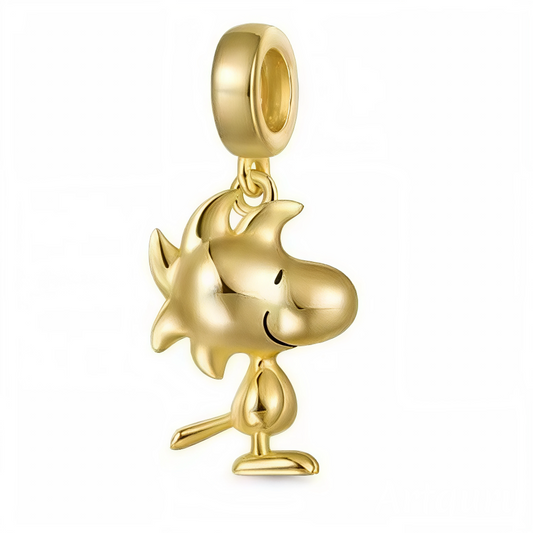 Apportez une touche lumineuse et espiègle à votre collection avec ce charm pendentif Woodstock en finition dorée. Fidèle compagnon de Snoopy, Woodstock incarne la joie de vivre, la loyauté et la bonne humeur. Sa silhouette stylisée et sa finition or éclatante en font un bijou à la fois chic et attachant, parfait pour les fans de Peanuts au goût raffiné.