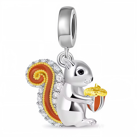 Ajoutez une touche adorable et raffinée à votre collection avec ce charm pendentif en Argent 925 représentant un écureuil tenant sa noisette. Un bijou délicat et charmant pour personnaliser vos bracelets avec douceur.

Caractéristiques
– Matière : Argent 925
– Design : Écureuil avec noisette
– Style : Adorable, délicat et raffiné