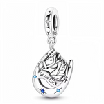 Ce charm symbolique met en avant un cheval stylisé encadré par un grand fer à cheval, traditionnel porte-bonheur, sur lequel est gravée l’inscription « Good Luck » pour attirer la chance dans toutes les situations. De petites étoiles gravées et des strass bleus scintillants illuminent le fer à cheval, tandis que la bélière S925 lisse est ponctuée d’un zircon clair pour une touche d’élégance supplémentaire. Idéal pour les passionné(e)s d’équitation, pour célébrer un examen, un projet important ou offrir un t