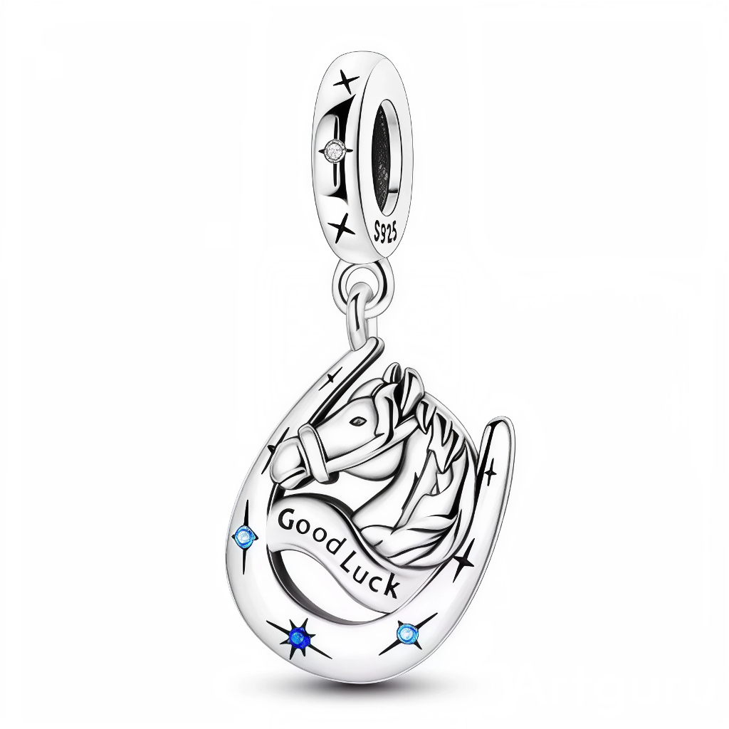 Ce charm symbolique met en avant un cheval stylisé encadré par un grand fer à cheval, traditionnel porte-bonheur, sur lequel est gravée l’inscription « Good Luck » pour attirer la chance dans toutes les situations. De petites étoiles gravées et des strass bleus scintillants illuminent le fer à cheval, tandis que la bélière S925 lisse est ponctuée d’un zircon clair pour une touche d’élégance supplémentaire. Idéal pour les passionné(e)s d’équitation, pour célébrer un examen, un projet important ou offrir un t