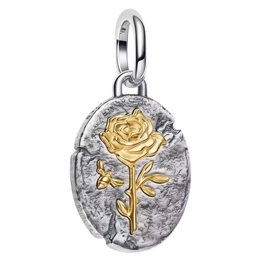 Apportez une touche raffinée à votre collection avec ce charm pendentif en argent 925, orné d’une délicate rose dorée en relief sur fond gris. Un bijou élégant et intemporel, idéal pour compléter vos tenues avec finesse.

Caractéristiques
– Matière : Argent 925.
– Design : Rose dorée sur fond gris.
– Coloris : Gris et doré.
– Style : Élégant, raffiné et intemporel.