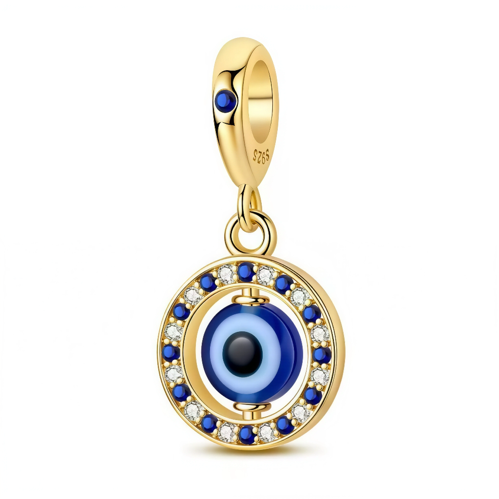 Ce charm pendentif en argent 925 (S925) présente un œil protecteur (Evil Eye) bleu azur intense au centre rond doré ciselé, symboles Nazar turc stylisé. Il symbolise garde contre mauvais œil, protection divine et énergie positive amplifiée.

Caractéristiques :

Matière : Argent 925 (S925) jaune riche, émail bleu saphir œil profond.
Design : Œil cerclé pupille blanche, rayons hexagonaux dorés, forme ronde talisman compacte.
Compatibilité : Compatible avec les bracelets à charms standards (type Pandora, etc.)