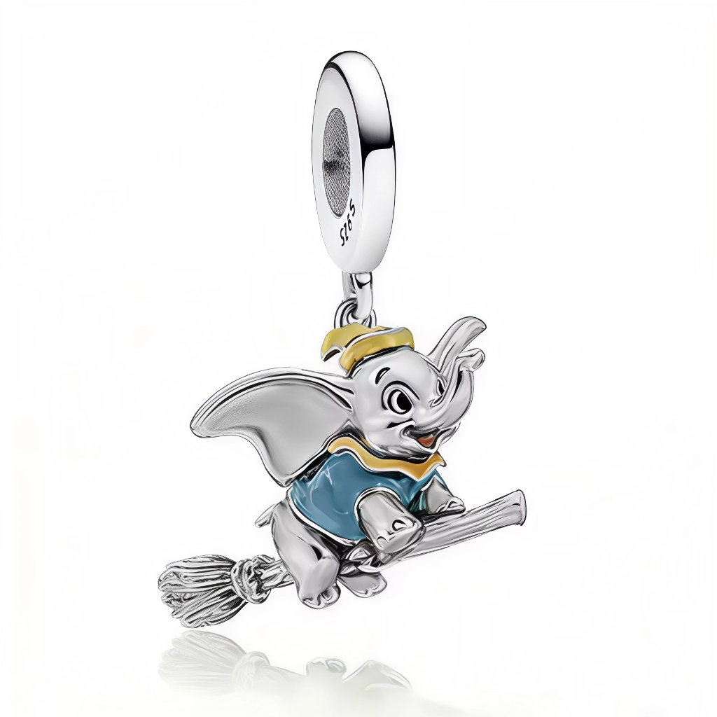 Ce charm pendentif joyeux capture un éléphant bébé espiègle au pelage argenté, avec un grand sourire radieux, un chapeau jaune festif et des oreilles déployées. Vêtu d’une tenue bleue vive, il se balance sur un fil avec un balai, évoquant la magie et l’équilibre du cirque. L’anneau supérieur rond offre une fixation aérienne sur les bracelets